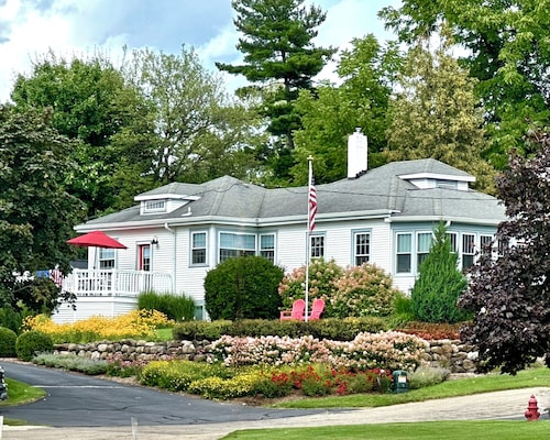 Charming Cottage Two Blocks from Downtown