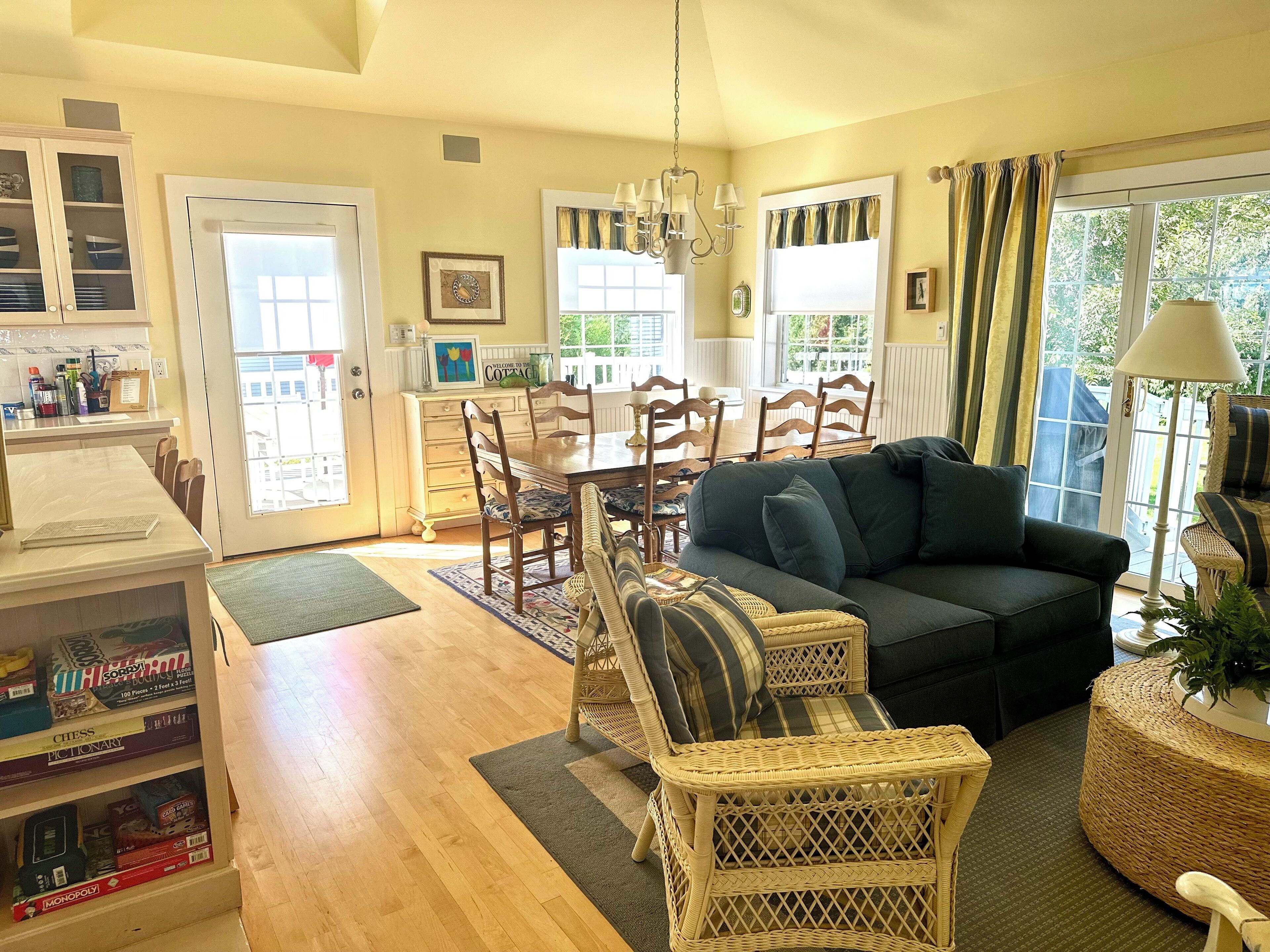 Smart TV, fireplace, DVD player, stereo