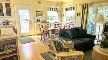 Smart TV, fireplace, DVD player, stereo