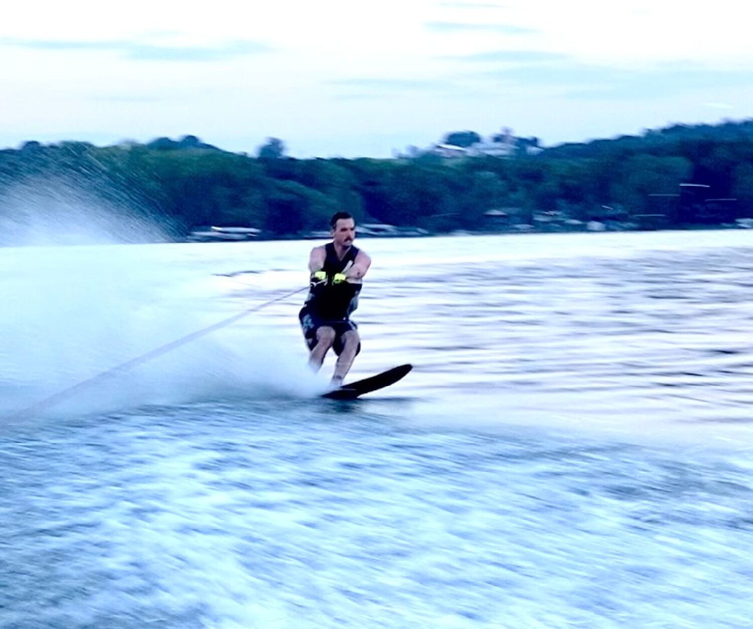 Iemand wakeboard op een wateroppervlak.