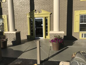 Property entrance - Hometown Inn & Suites (Tulsa)