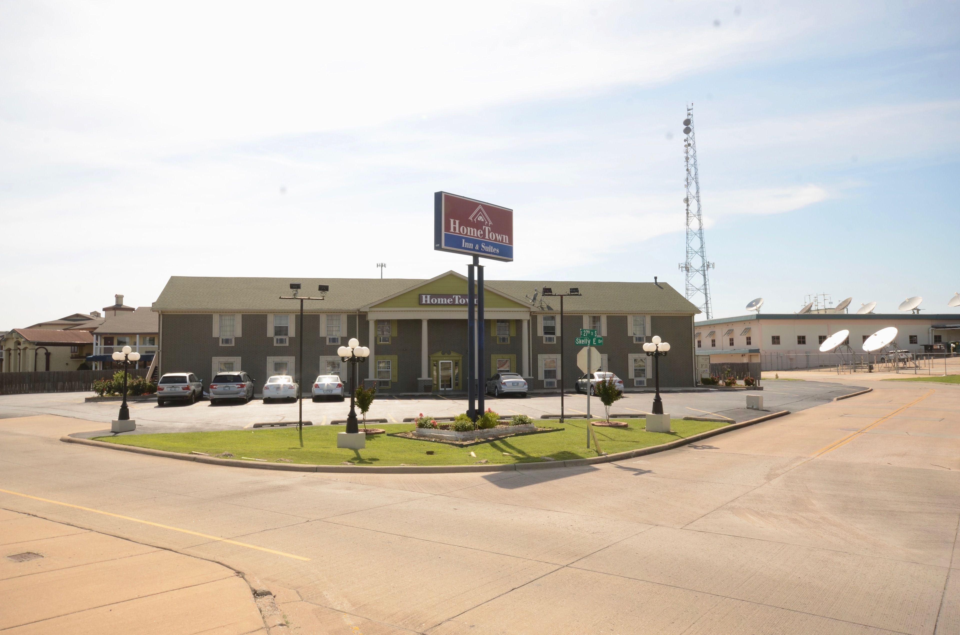 Un hotel con un letrero que dice 'HomeTown Inn & Suites' en la calle 27 y Shelby Este.