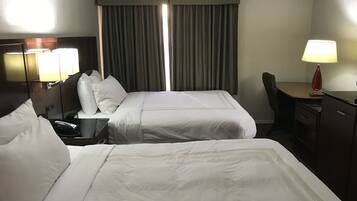 Standaard tweepersoonskamer, 2 queensize bedden | Individueel gemeubileerd, een bureau, verduisterende gordijnen