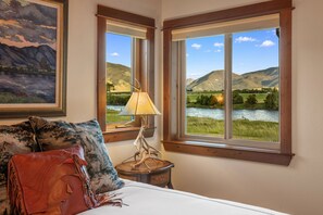 3 bedrooms, desk, travel cot, free WiFi