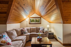 Een smart-tv en boeken