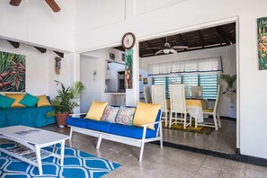 Flat-screen TV - Beach Palm Villa (Duncans)