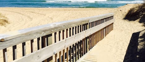 Una playa cerca, sillas reclinables de playa