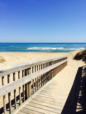 Playa en los alrededores y camastros 