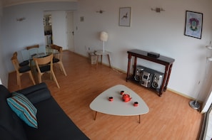 Appartement panoramique, 3 chambres | Aire de séjour