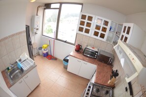 Appartement panoramique, 3 chambres | Cuisine privée | Réfrigérateur, four à micro-ondes, surface de cuisson, cafetière-théière