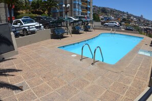 Piscine extérieure en saison