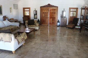 家庭别墅, 3 间卧室, 无障碍, 海洋景观 | 客厅 | 平板电视