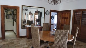 Vila Keluarga, 3 kamar tidur, akses difabel, pemandangan samudra | Makan di kamar