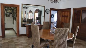 Familienvilla, 3 Schlafzimmer, barrierefrei, Meerblick | Essbereich im Zimmer