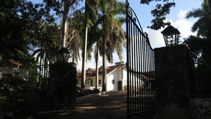 Pintu masuk properti