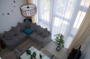 Loft Deluxe, 2 habitaciones, terraza, vistas al mar | Decoración individual, mobiliario individual, sistema de insonorización