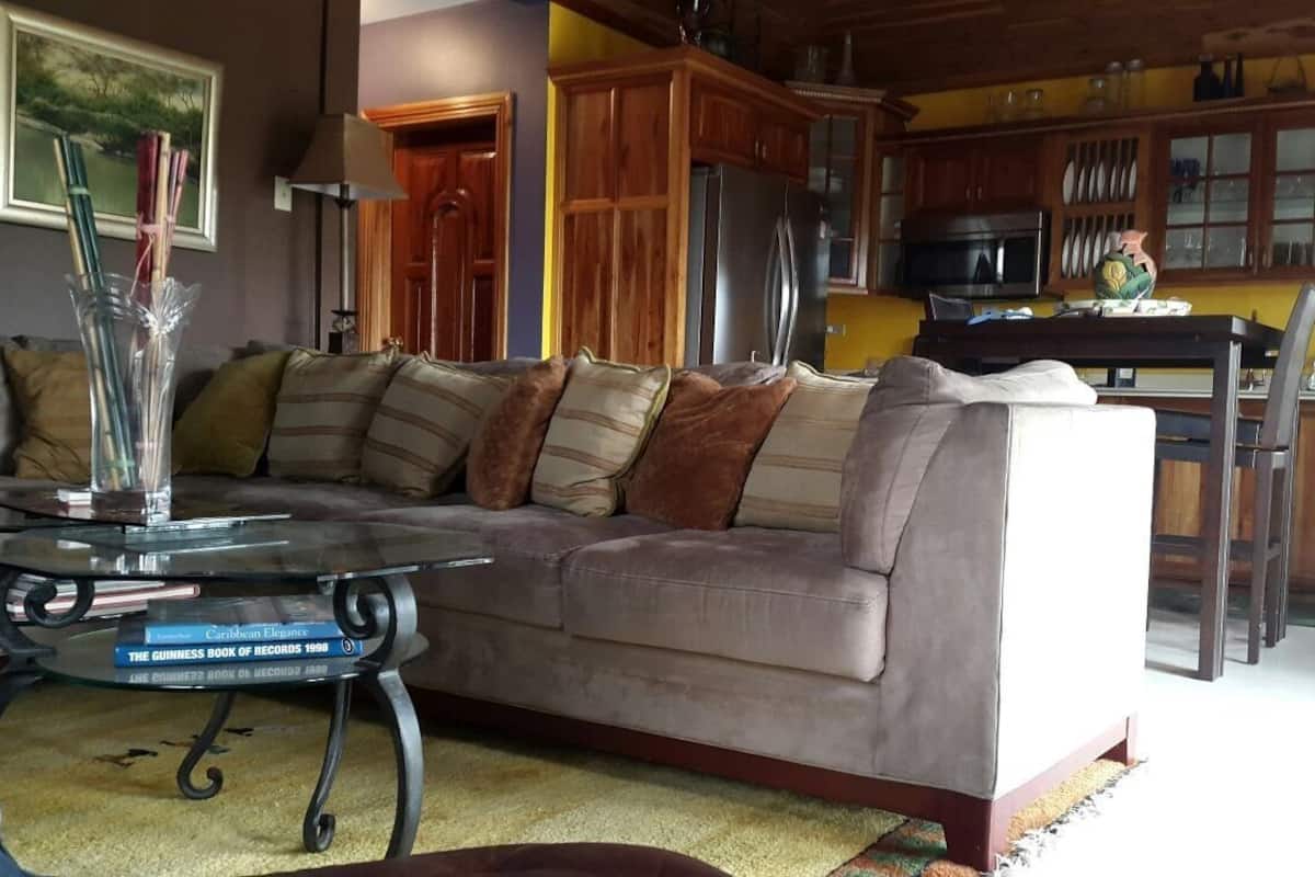 Business Townhome, 2 Queen Beds, Terrace | Living area