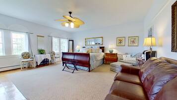 Honeymoon-Zimmer, 1 King-Bett und Schlafsofa, Whirlpool, Hügelblick | 1 Schlafzimmer, hochwertige Bettwaren, Schreibtisch