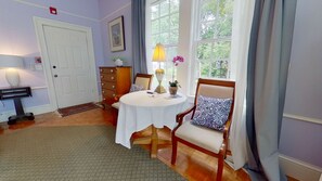 Habitació de luxe, 1 llit de matrimoni gran i sofà llit, banyera d'hidromassatge, vistes al jardí | 1 dormitori, roba de llit d'alta qualitat i escriptori 