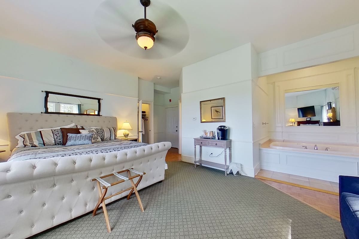 Luxury Room, 1 King Bed, Jetted Tub, Hill View | 1 bedroom, premium bedding, desk, blackout curtains