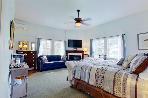 Luxury Room, 1 King Bed, Jetted Tub, Hill View | 1 bedroom, premium bedding, desk, blackout drapes