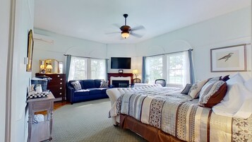 Luxury Room, 1 King Bed, Jetted Tub, Hill View | 1 bedroom, premium bedding, desk, blackout drapes