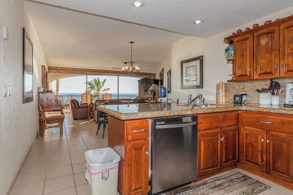 Fridge, microwave, oven, dishwasher - Sonoran Spa E401 - 3 BR Next to the Pool, High Speed Wi-Fi - Beachfront Upper Floor Luxury Condo (Puerto Peñasco)