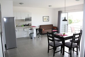 Deluxe Apartment, 2 Bedrooms, Non Smoking | In-room dining