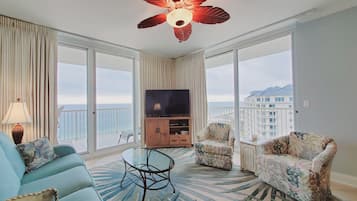 Téléviseur connecté, lecteur de DVD, table de baby-foot