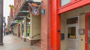 Une rue avec un immeuble rouge, une enseigne indiquant le restaurant Jimmy Buffett's Margaritaville, et un panneau affichant l'inscription « DÉFENSE D'ENTRER ».