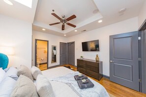 1 bedroom, iron/ironing board, WiFi, bed sheets - Penthouse on the Broadway Strip (Nashville)