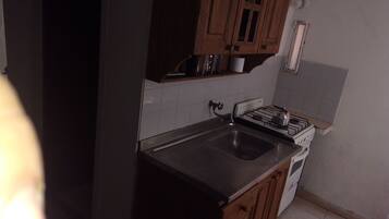 Refrigerador, horno, parrilla de estufa y utensilios de cocina