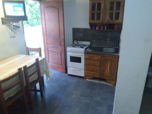Studio, Multiple Beds, Private Bathroom | Private kitchen