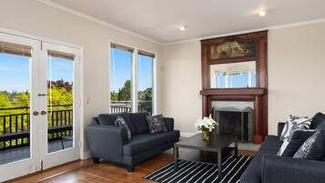 Deluxe House, Multiple Bedrooms, Kitchen | Living room | 50-inch flat-screen TV with satellite channels, TV, fireplace