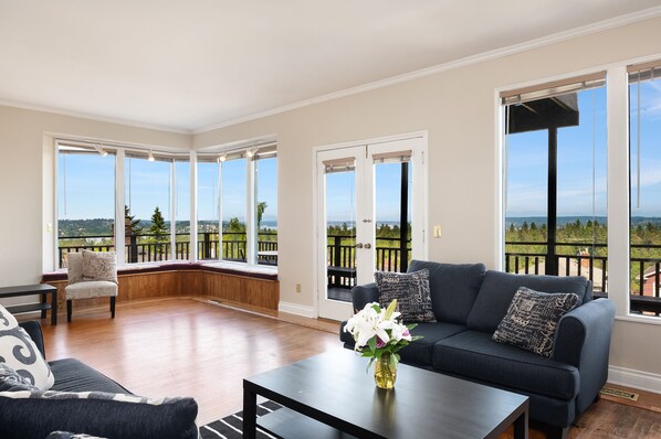 Deluxe House, Multiple Bedrooms, Kitchen | Living room | 50-inch flat-screen TV with satellite channels, TV, fireplace - Seattle Vacation Home: The Tuscan Villa (Seattle)