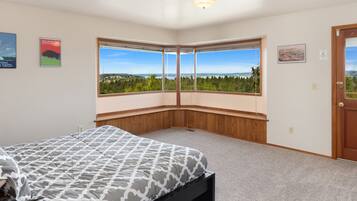 Deluxe House, Multiple Bedrooms, Kitchen | 7 bedrooms, individually decorated, individually furnished