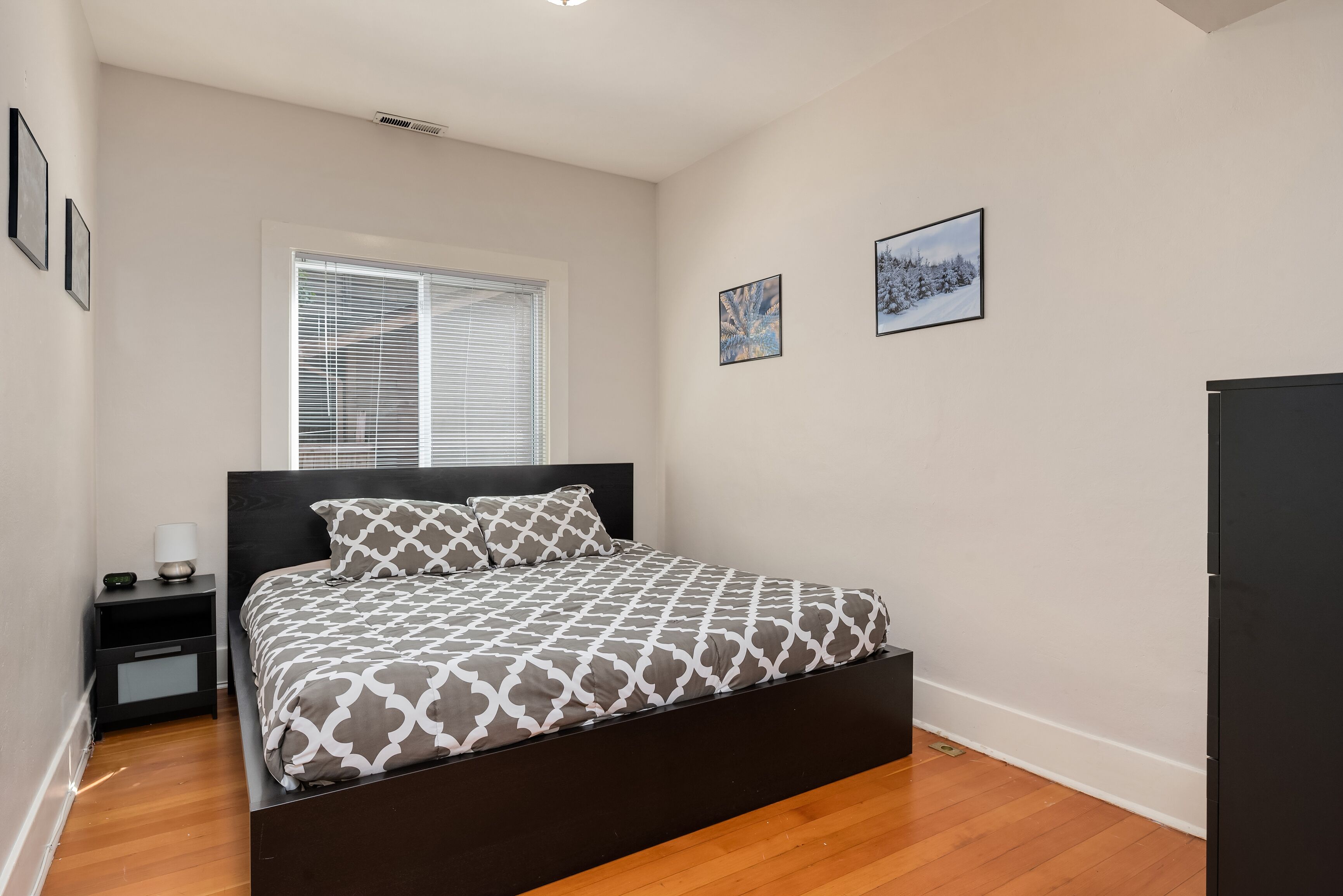 7 عدّة غرف نوم وأسرّة بإسفنج يتكيف مع شكل الجسم وميني بار ومكواة/لوح كي