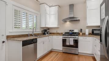 Deluxe House, Multiple Bedrooms, Kitchen | Private kitchen | Full-size fridge, microwave, oven, stovetop