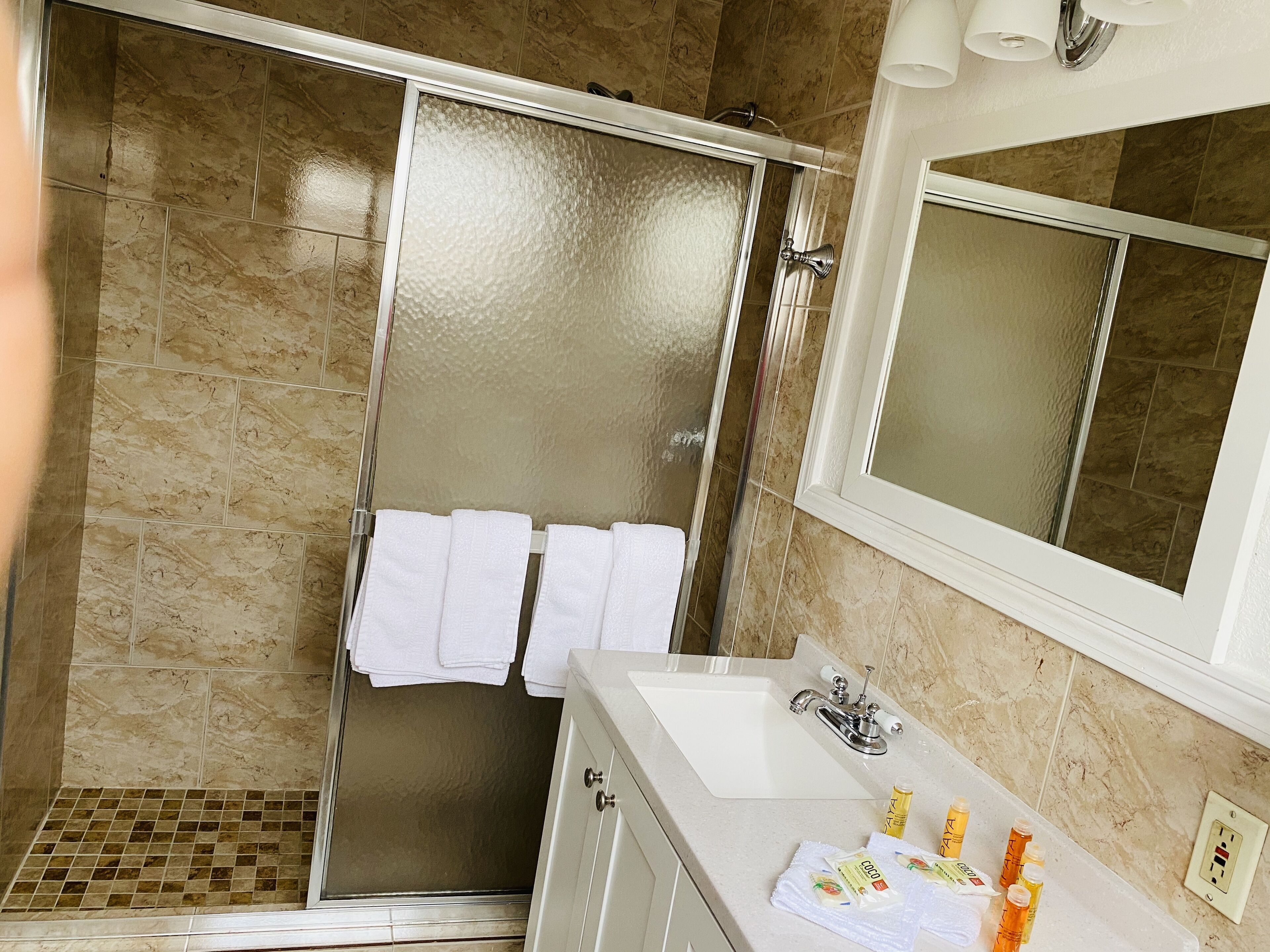 Exclusive-Suite, 2 Schlafzimmer, eigener Pool, Poolseite | Badezimmer | Dusche, kostenlose Toilettenartikel, Haartrockner, Handtücher