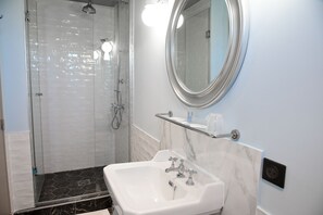 Free toiletries, hair dryer, towels - Auberge la Renaissance (Viarmes)