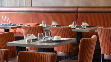 Daily continental breakfast (EUR 10.00 per person)