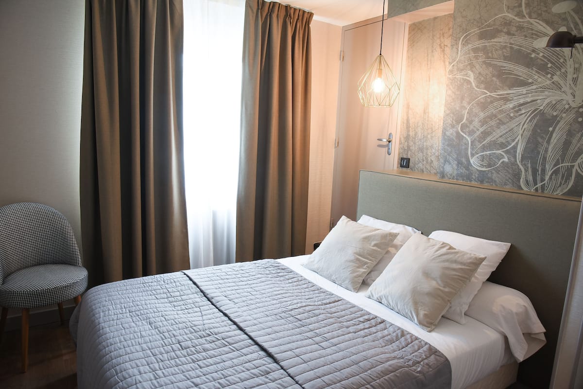 Chambre Simple Standard | Surmatelas, rideaux occultants, chambres insonorisées