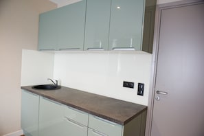 Superior Apartment, 1 Bedroom, Kitchenette, Mezzanine (4 personnes) | Private kitchenette | Coffee/tea maker, electric kettle - Auberge la Renaissance (Viarmes)