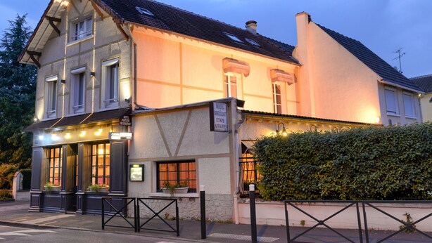 A two-story building with a classic architectural style, featuring large windows and a sign indicating it is a hotel, restaurant, and pension. - Auberge la Renaissance (Viarmes)
