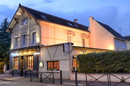Front of property – evening/night. Auberge la Renaissance