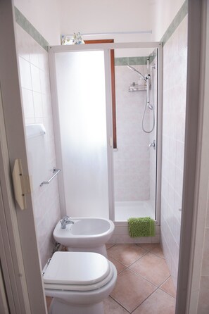 Un bany amb vàter, bidet i plat de dutxa.