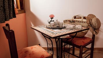 Habitación triple (  1  ) | Escritorio, tabla de planchar con plancha y wifi gratis