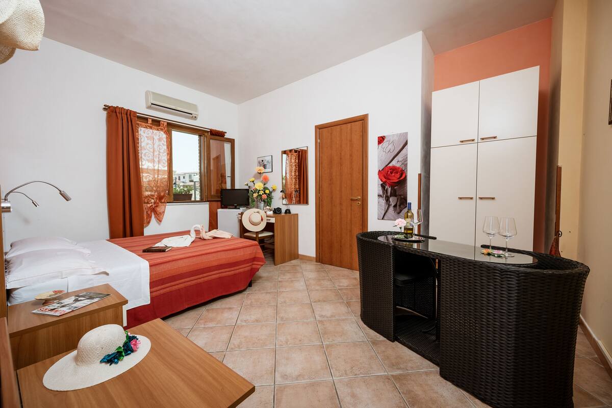 Habitación con 1 cama matrimonial o 2 individuales | Escritorio, tabla de planchar con plancha y wifi gratis