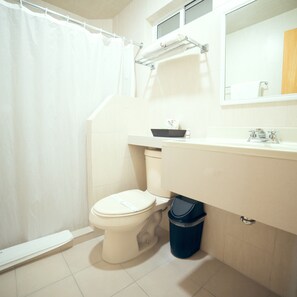 Bathtub, free toiletries, hair dryer, towels - Hotel Klimt (Xalapa)