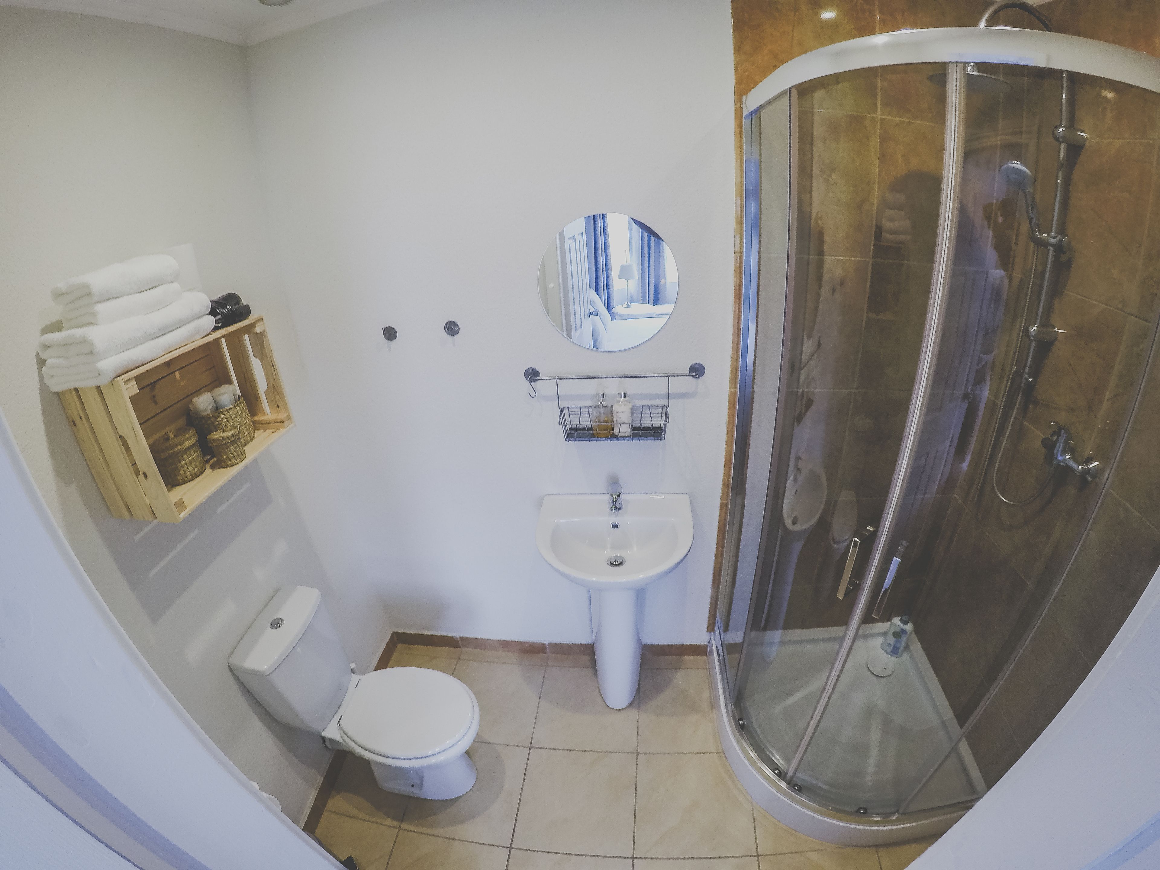 Quarto casal standard, 1 cama de casal | Banheiro | Chuveiro, chuveiro com efeito de chuva, produtos de toalete grátis 